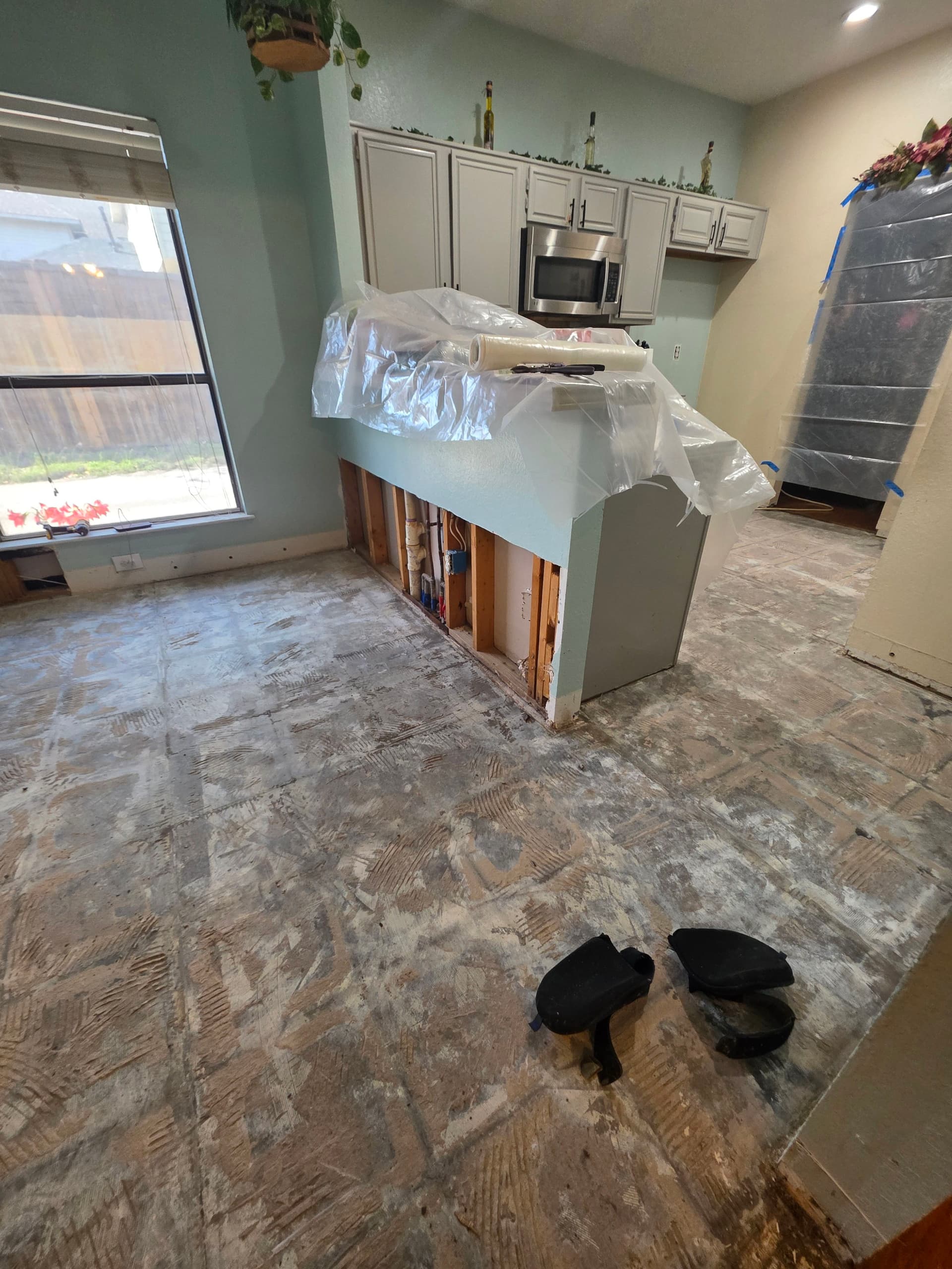 Gallery photos for Full Home Floor Demo and LVP Installation in Progress in Mesquite TX: Image #3