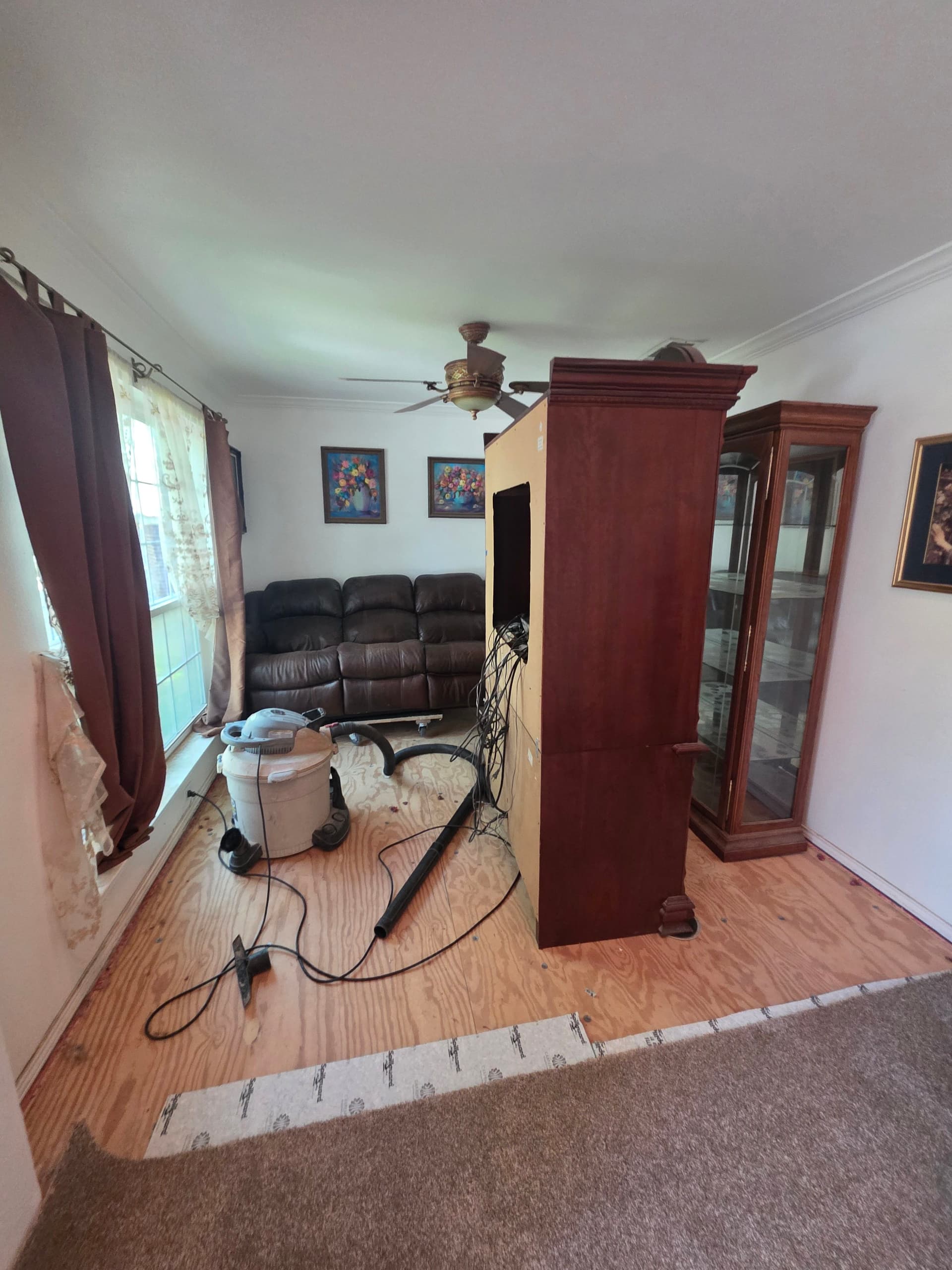 Gallery photos for 60oz Mohawk Carpet and New Baseboards Installed Throughout This Home: Image #2