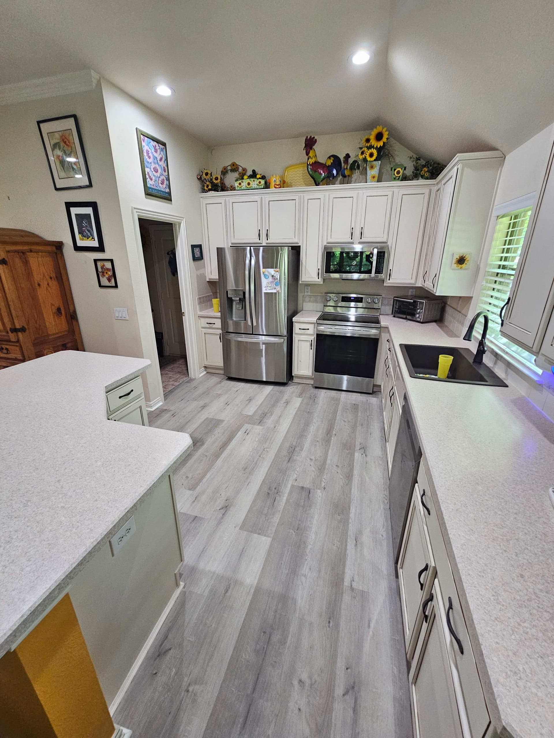 Gallery photos for Stunning Home Makeover With Carpet Installation and Luxury Planks: Image #5