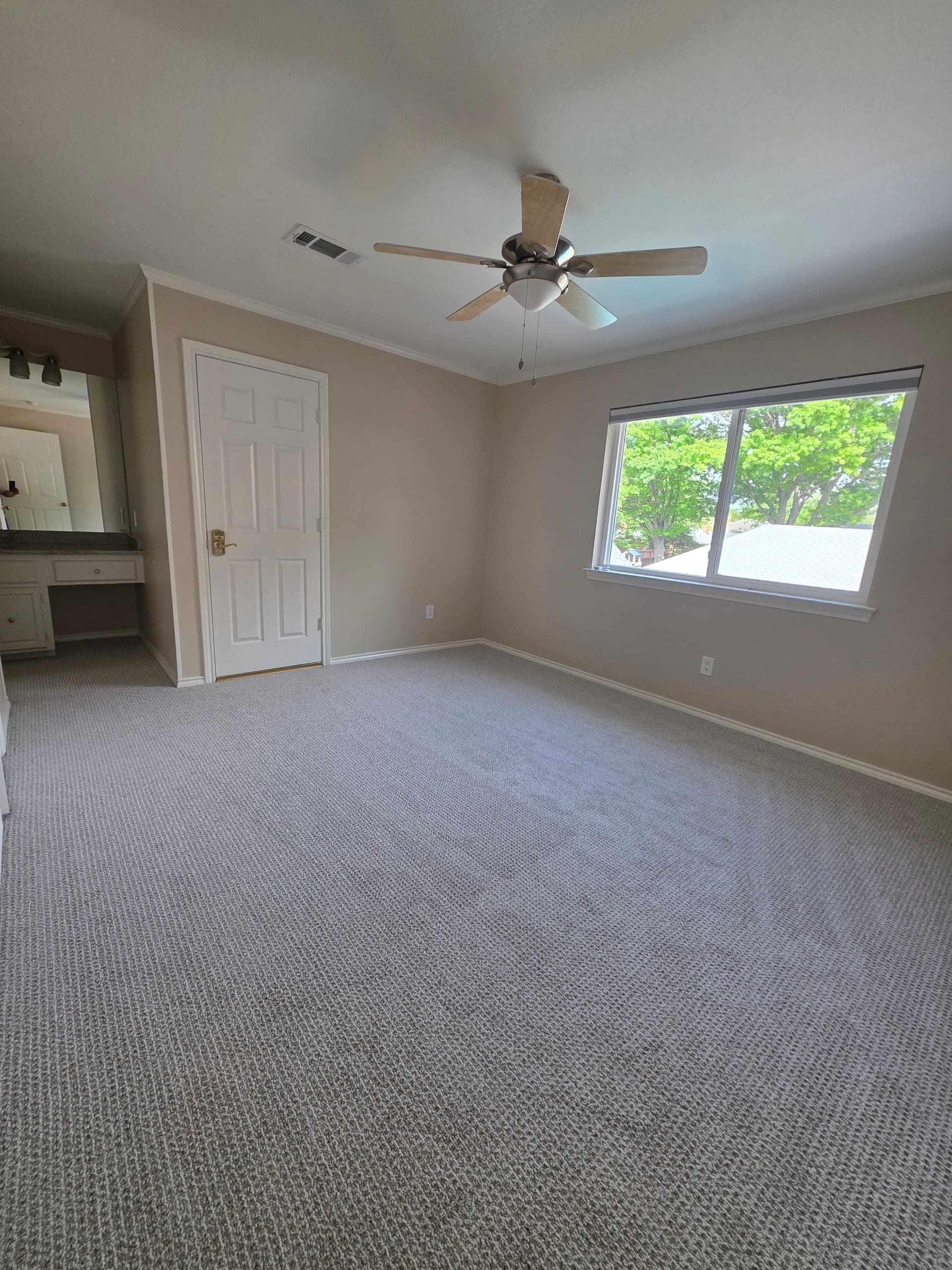 Gallery photos for 145 Yards of Berber Carpet Installed in a Single Day: Image #6