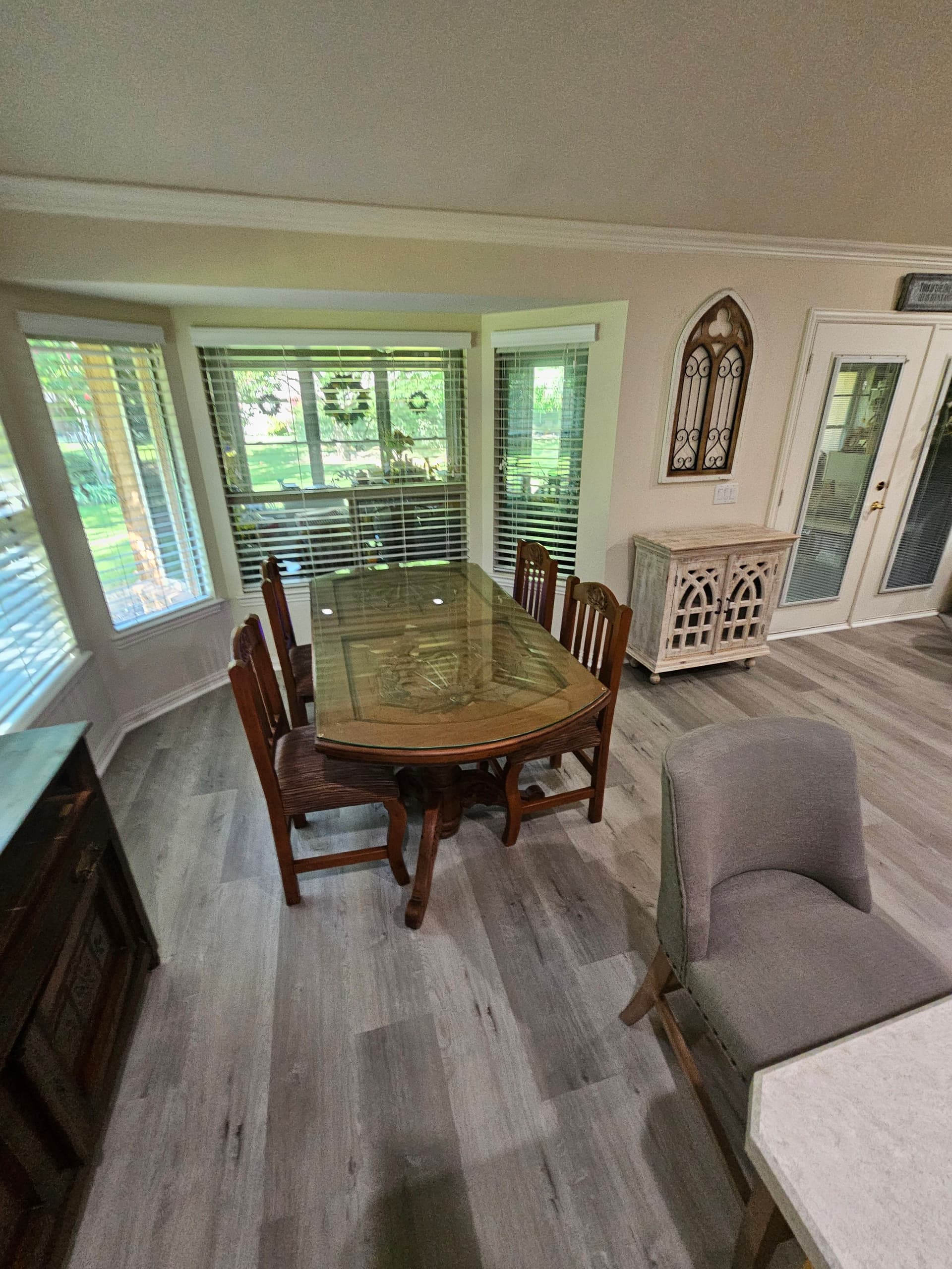 Gallery photos for Stunning Home Makeover With Carpet Installation and Luxury Planks: Image #6