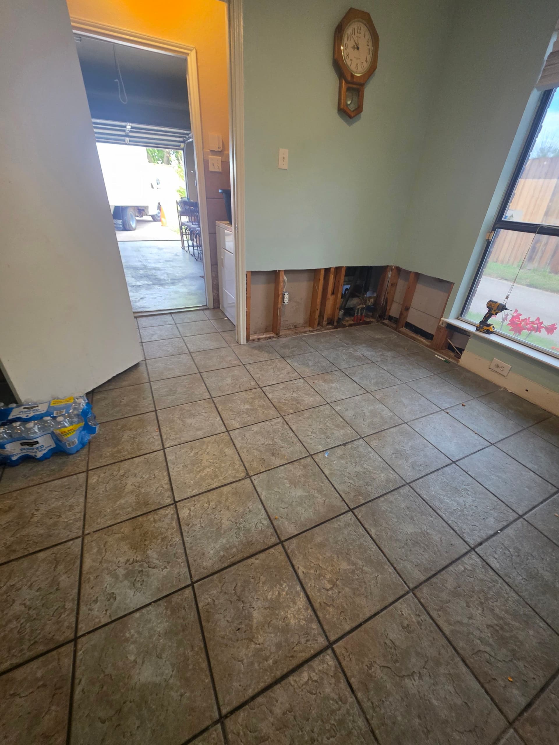 Gallery photos for Living Room and Kitchen Get a Full LVP Floor Overhaul: Image #6