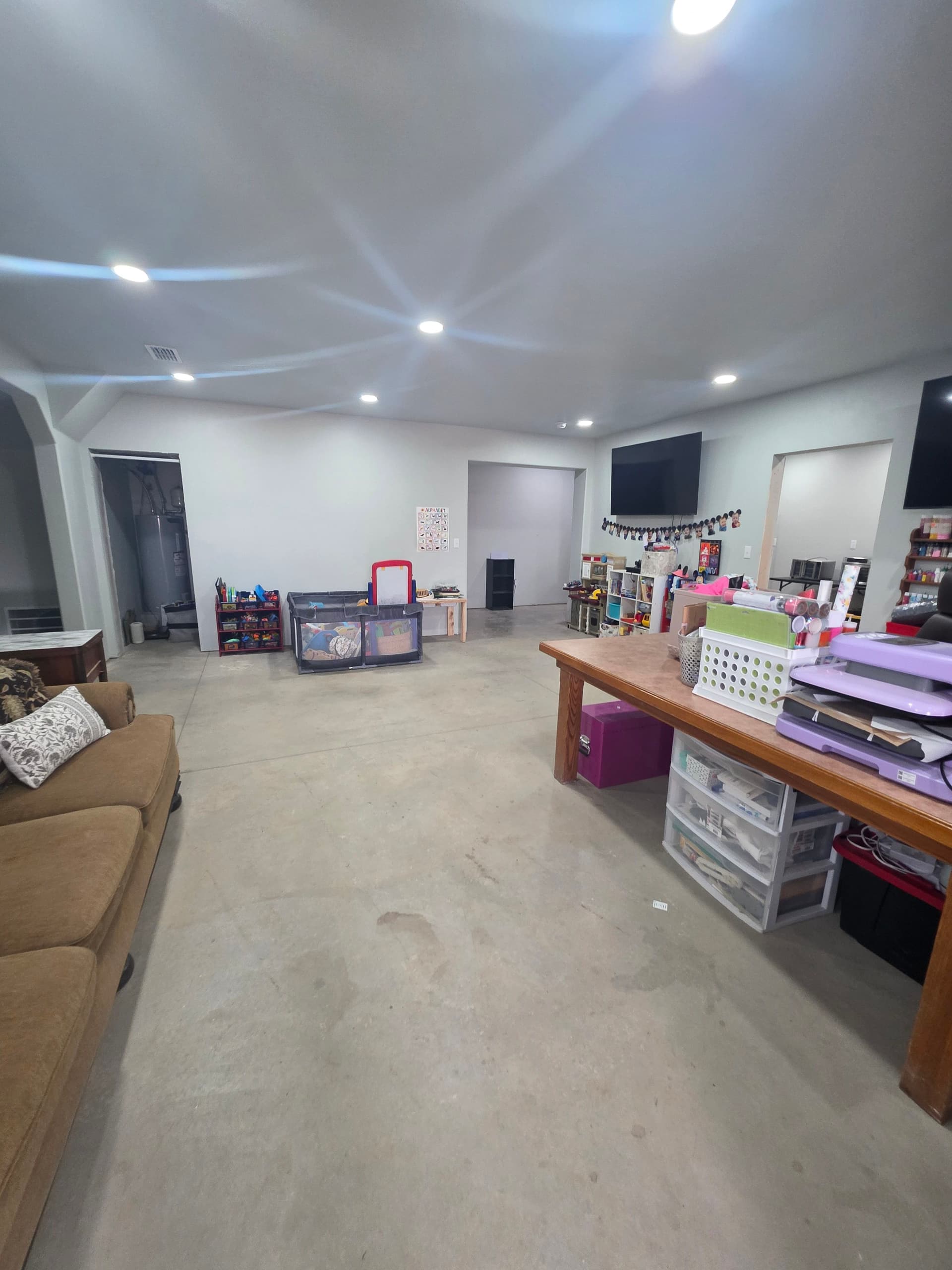 Gallery photos for Stunning Vinyl Flooring Transformation Across 1850 sq ft: Image #2