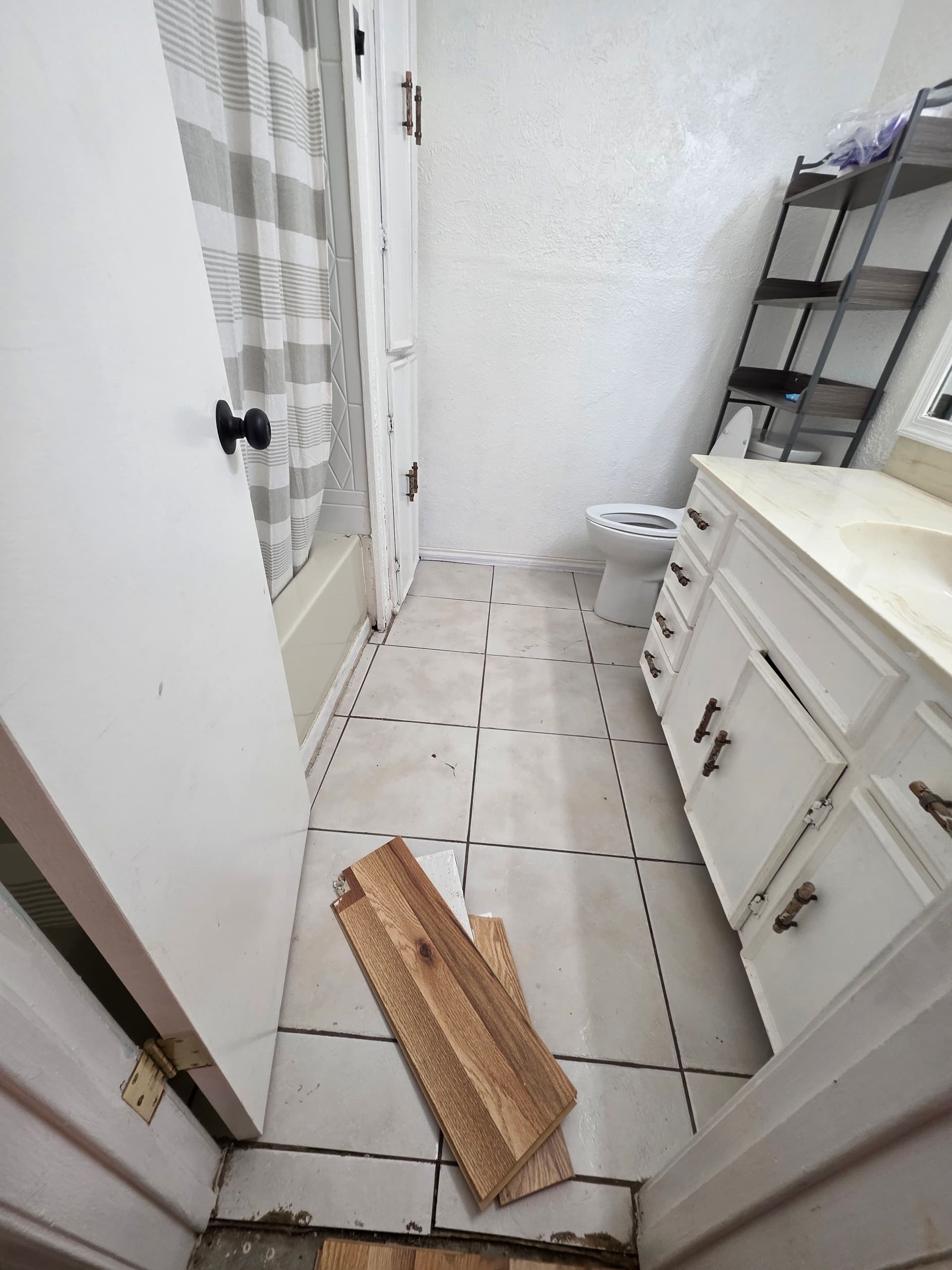 Gallery photos for Laminate Flooring Demo and Install in Waxahachie TX: Image #9