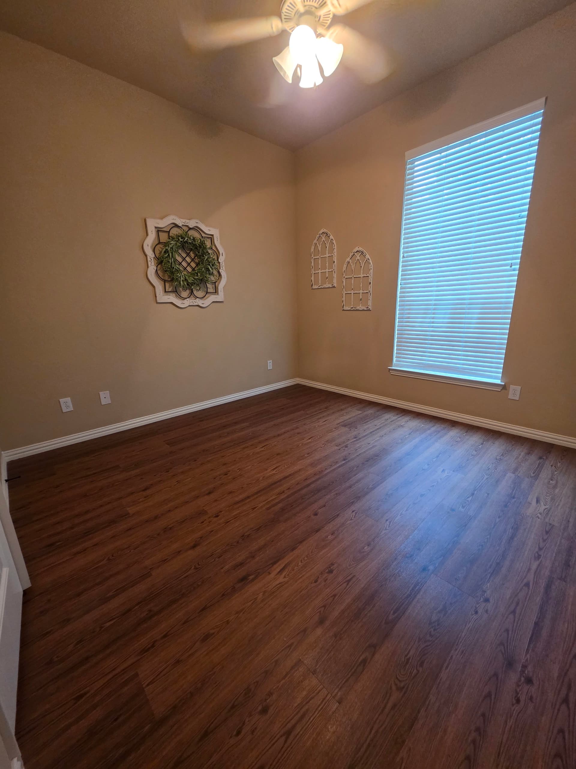 Gallery photos for Old Carpet Replaced with 7mm Luxury Vinyl Plank in 2 Rooms: Image #4
