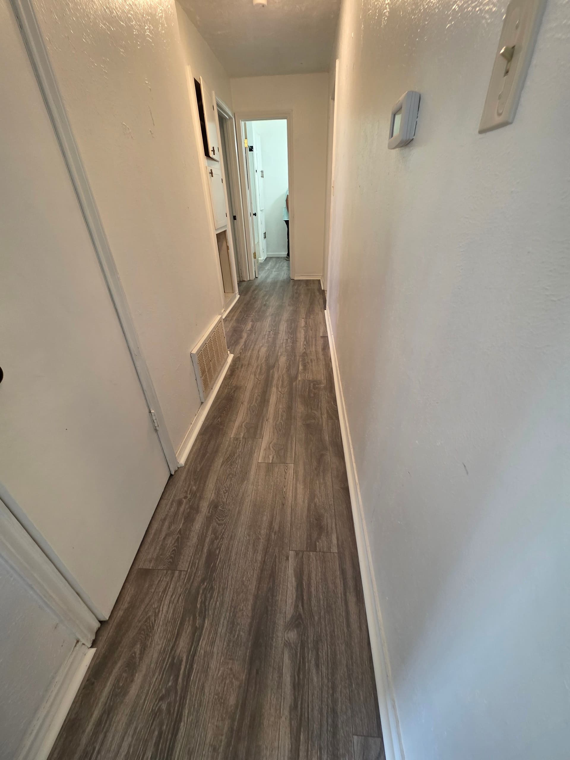 Gallery photos for Gray-Tone Laminate Floors Installed Throughout Waxahachie Home: Image #4