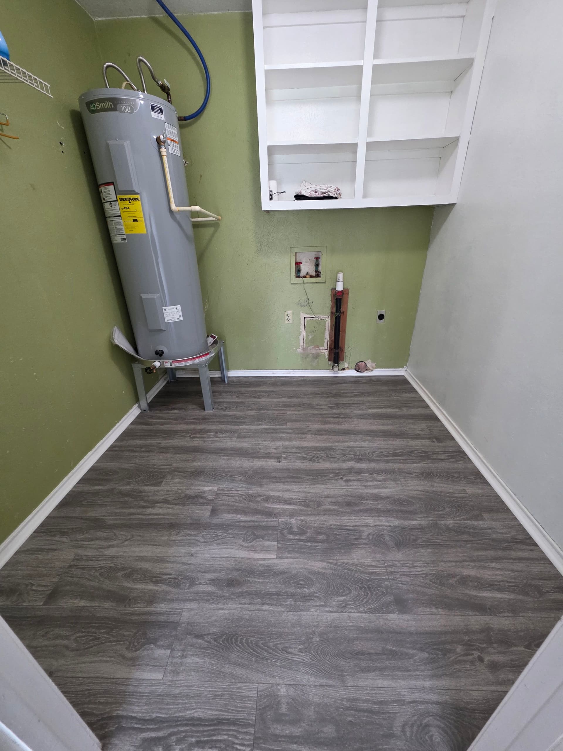 Gallery photos for Gray-Tone Laminate Floors Installed Throughout Waxahachie Home: Image #6