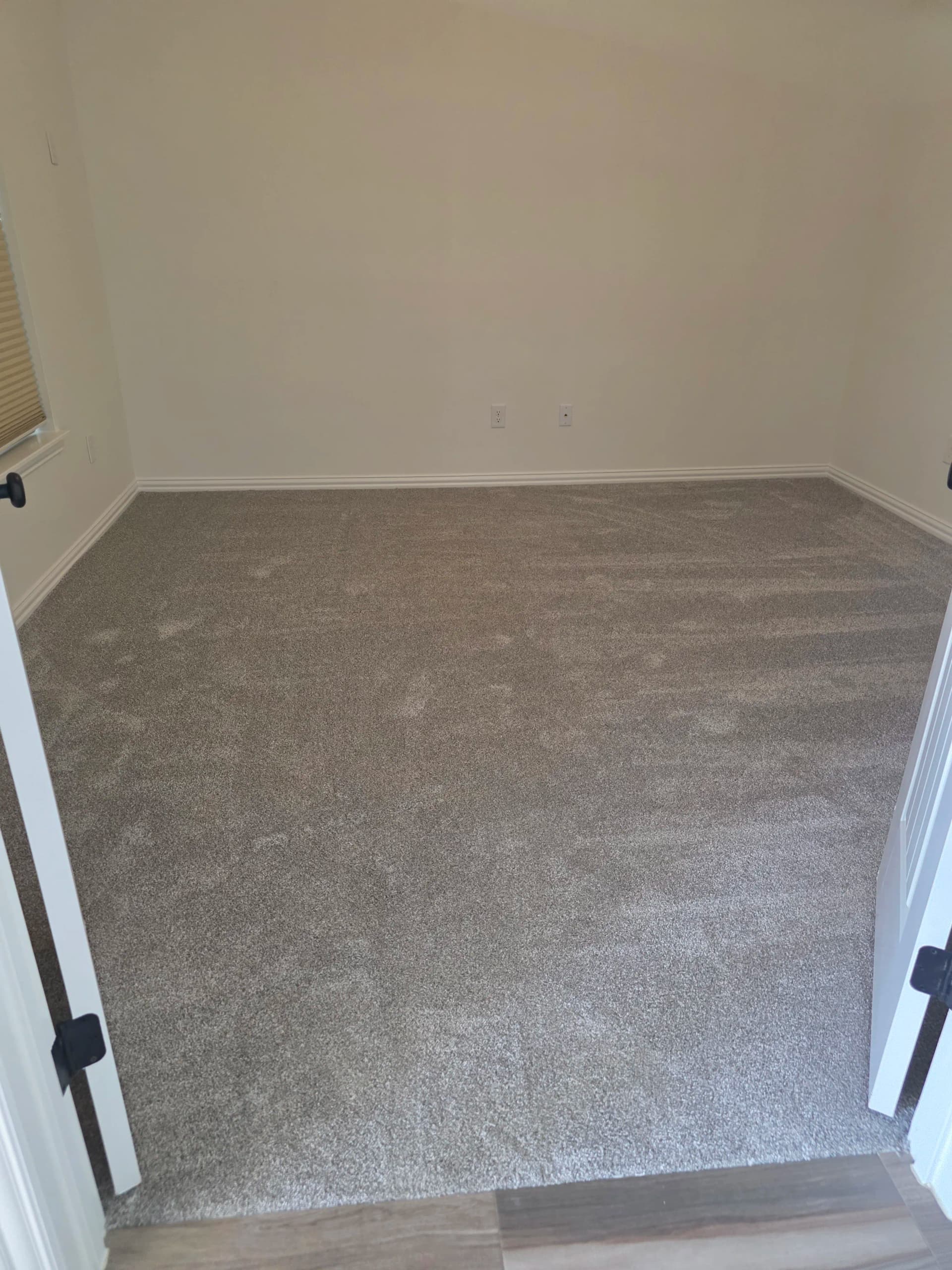 Gallery photos for 160 Yards of Fresh Carpet Installed in Waxahachie Overnight: Image #3