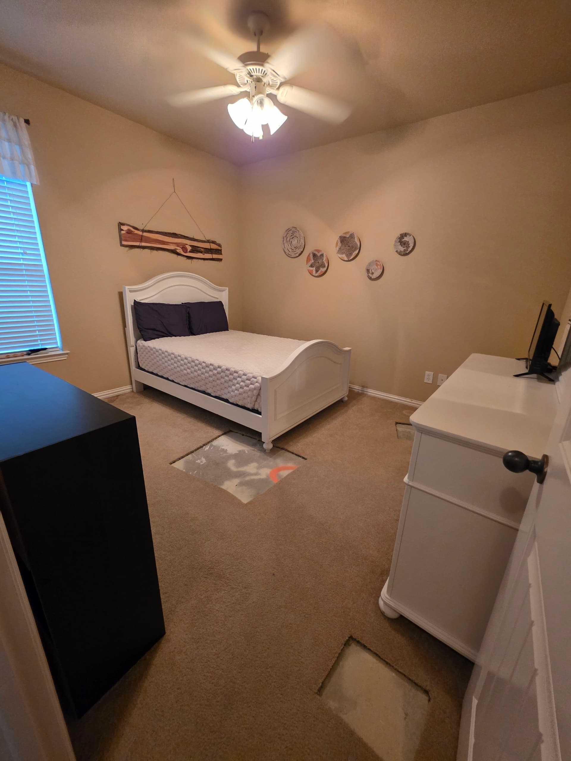 Gallery photos for Old Carpet Replaced with 7mm Luxury Vinyl Plank in 2 Rooms: Image #1