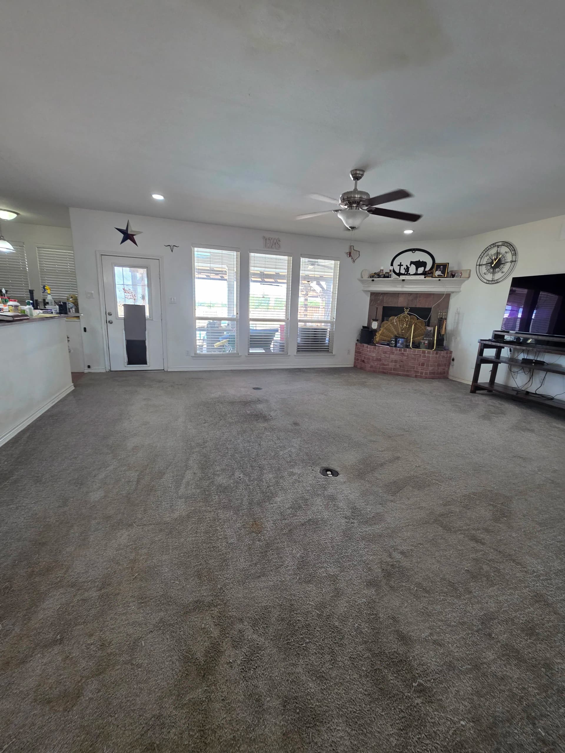 Gallery photos for Carpet Re-Stretch in Waxahachie Living Room and Hallway: Image #9