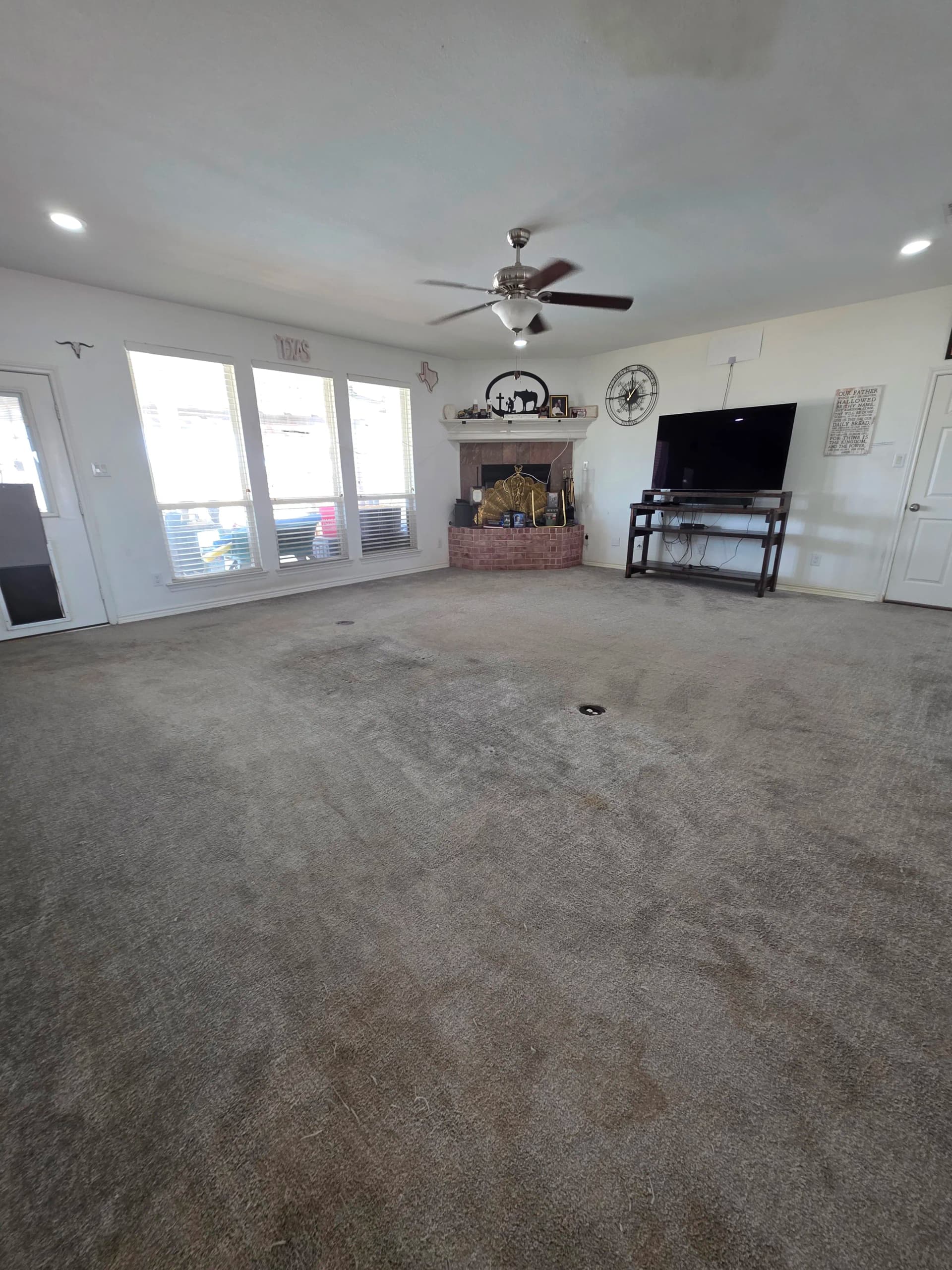 Gallery photos for Carpet Re-Stretch in Waxahachie Living Room and Hallway: Image #8