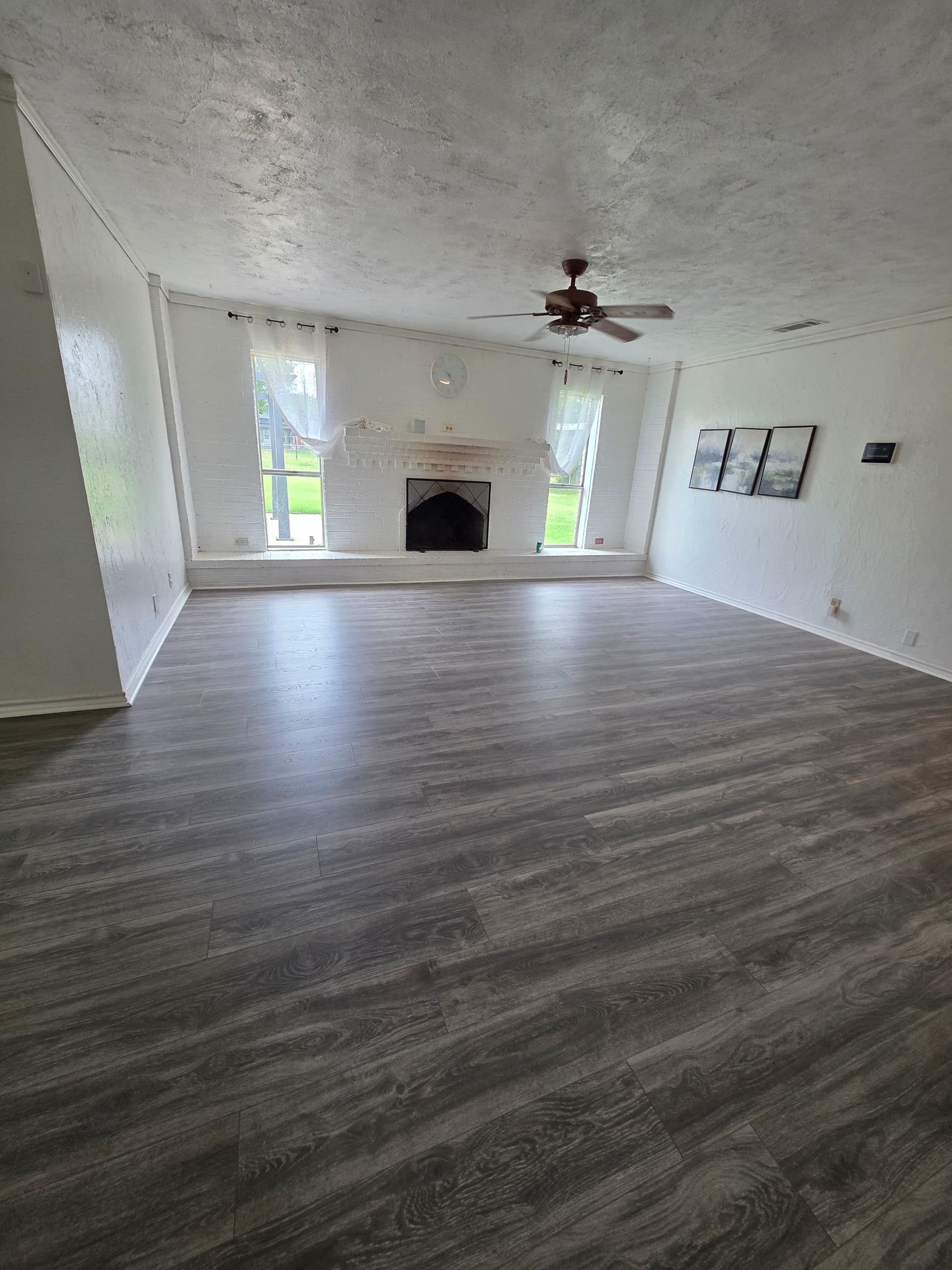 Gallery photos for Gray-Tone Laminate Floors Installed Throughout Waxahachie Home: Image #1