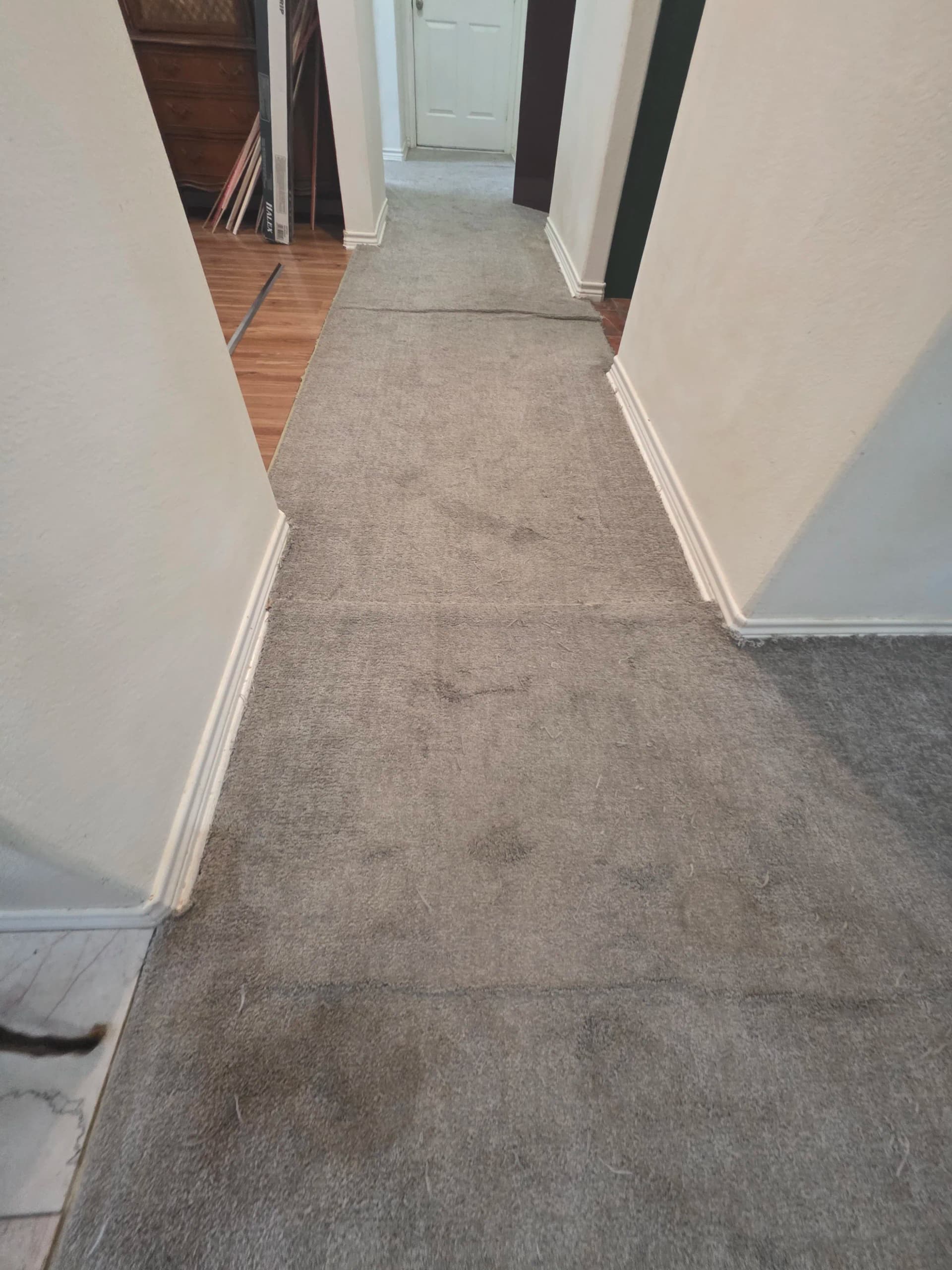 Gallery photos for Carpet Re-Stretch in Waxahachie Living Room and Hallway: Image #1