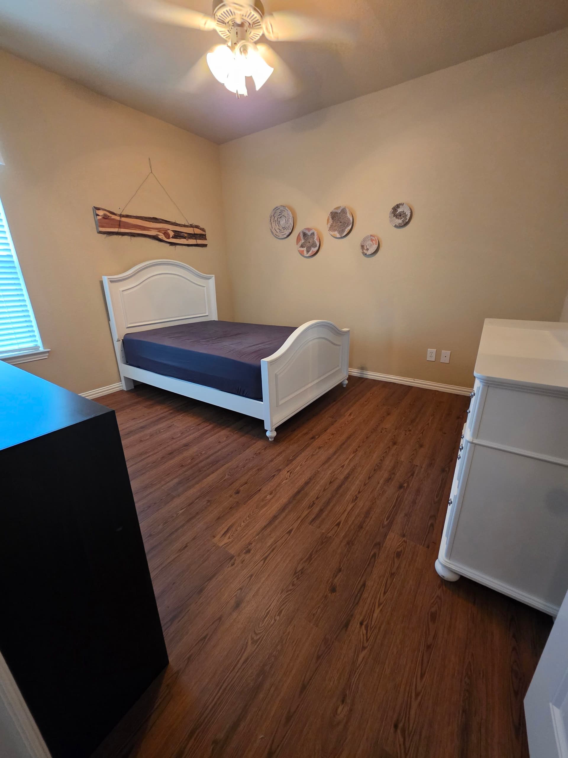 Gallery photos for Old Carpet Replaced with 7mm Luxury Vinyl Plank in 2 Rooms: Image #2
