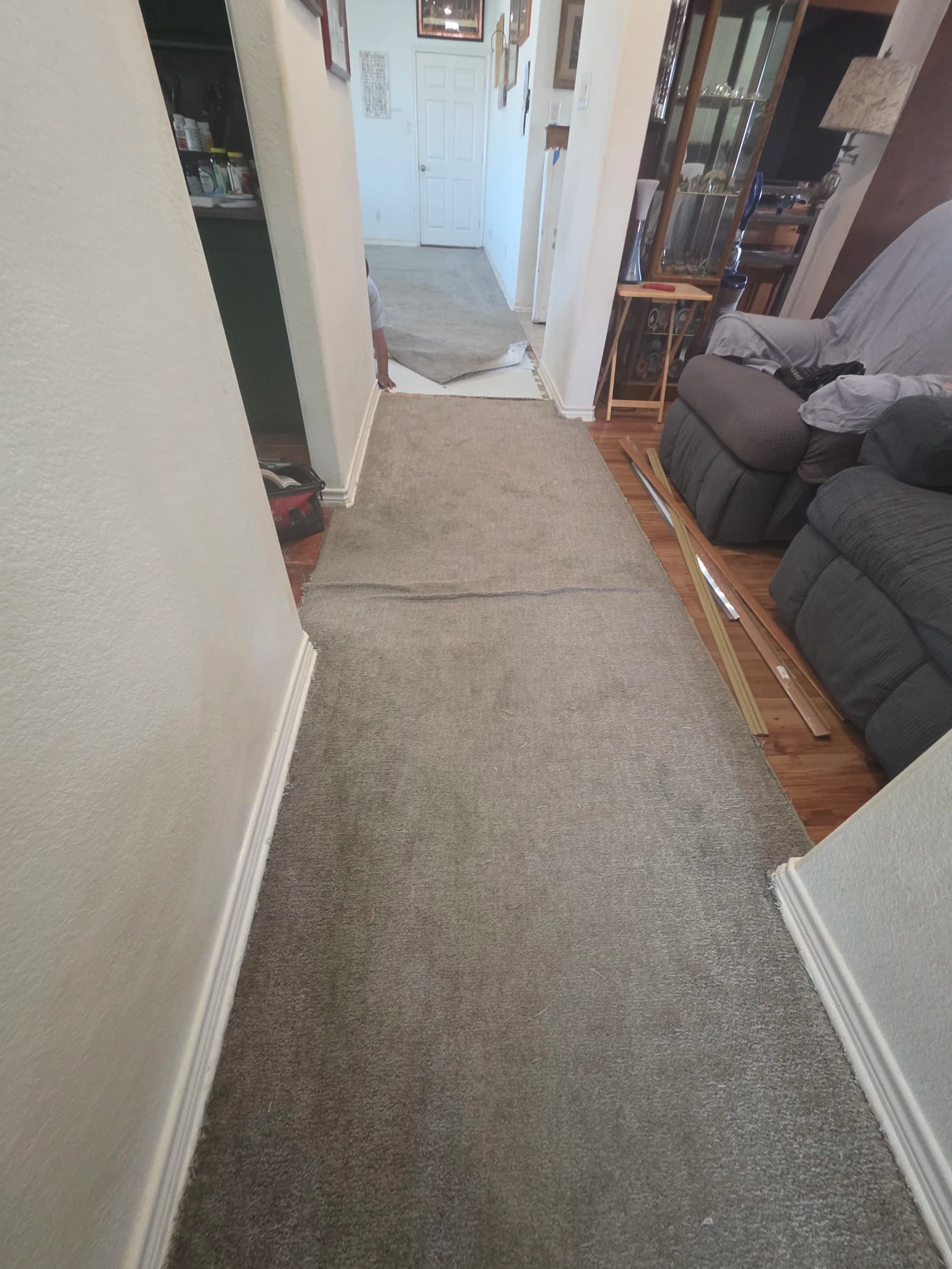 Gallery photos for Carpet Re-Stretch in Waxahachie Living Room and Hallway: Image #3