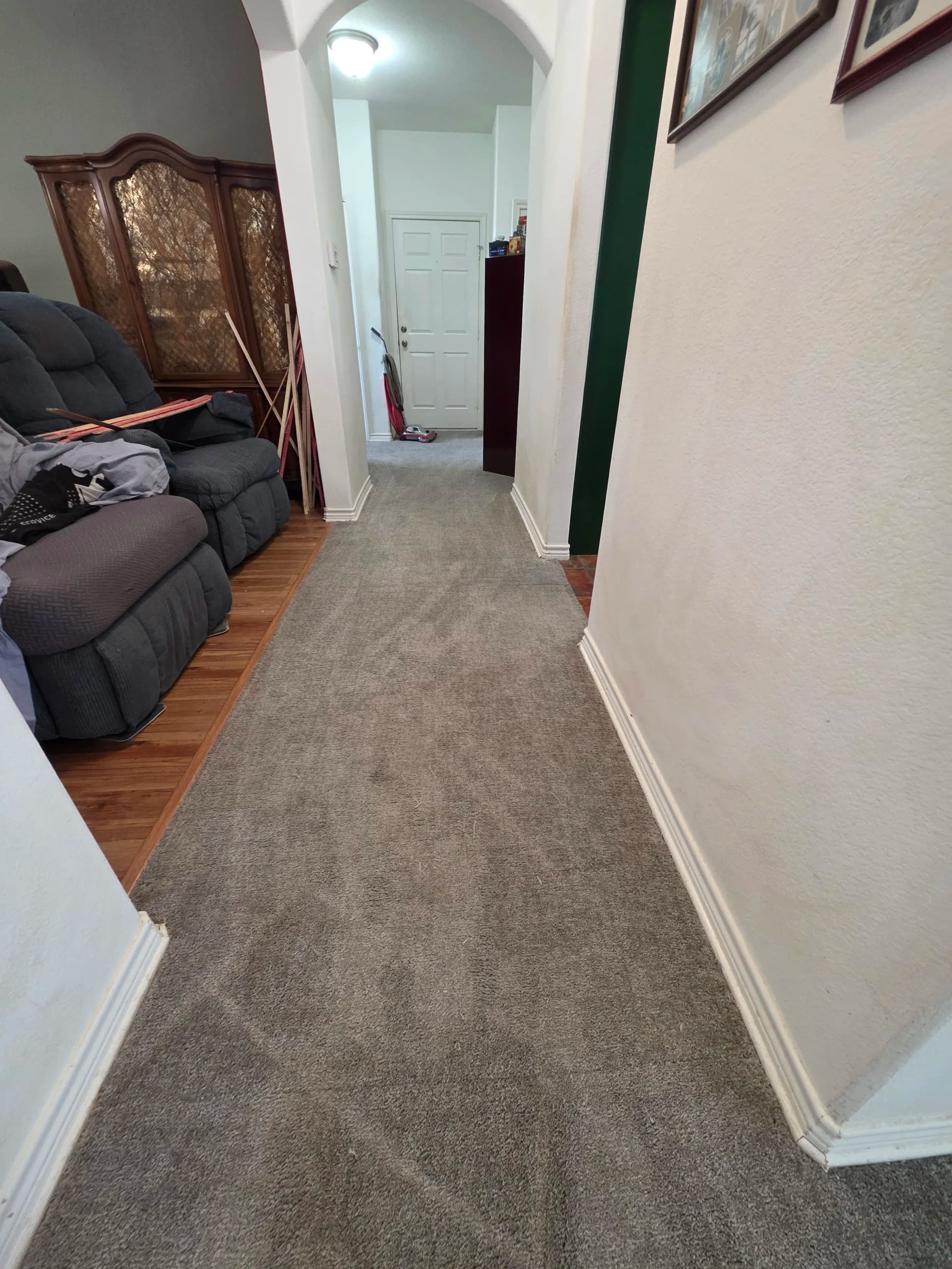 Gallery photos for Carpet Re-Stretch in Waxahachie Living Room and Hallway: Image #7