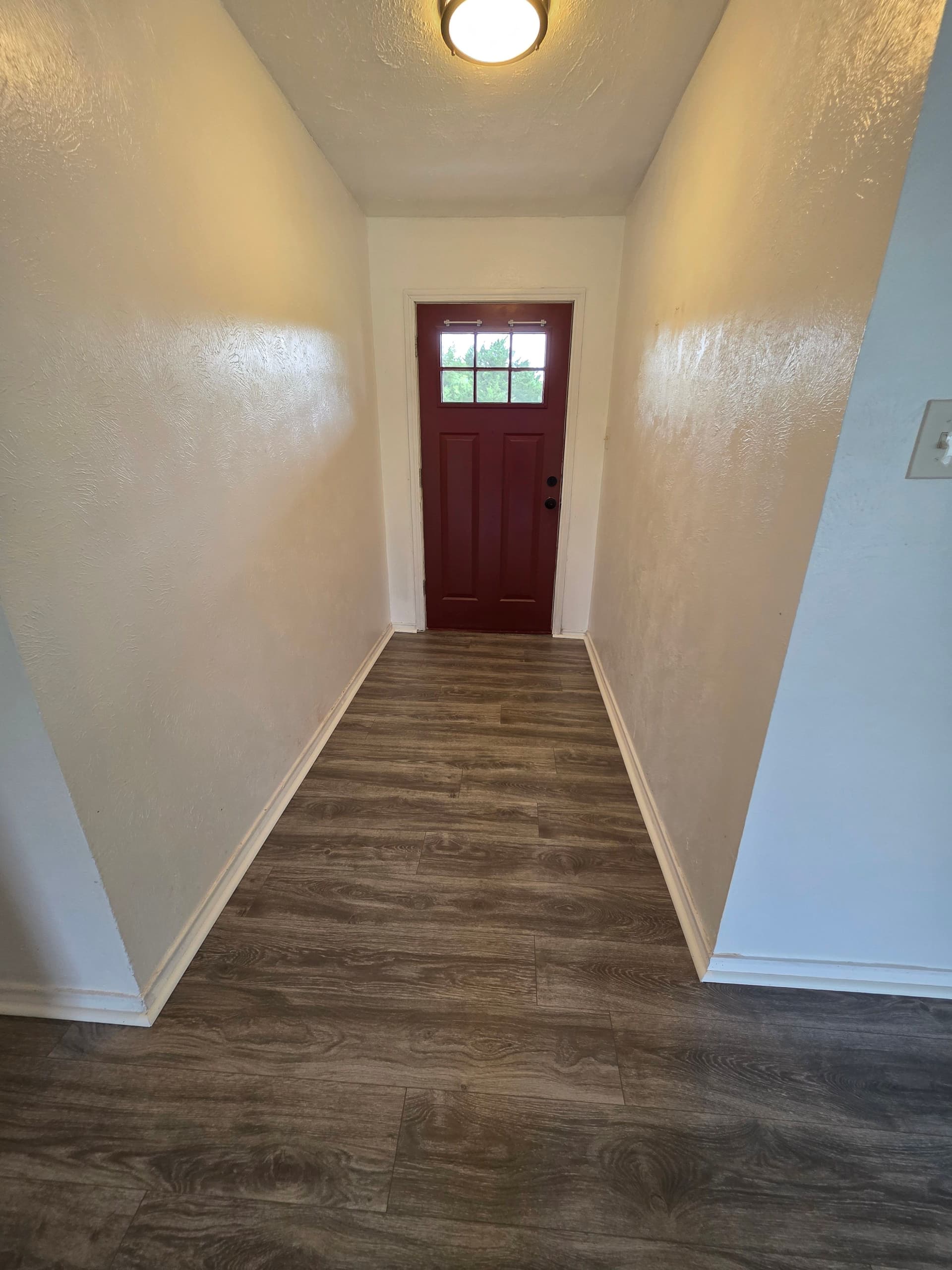 Gallery photos for Gray-Tone Laminate Floors Installed Throughout Waxahachie Home: Image #3