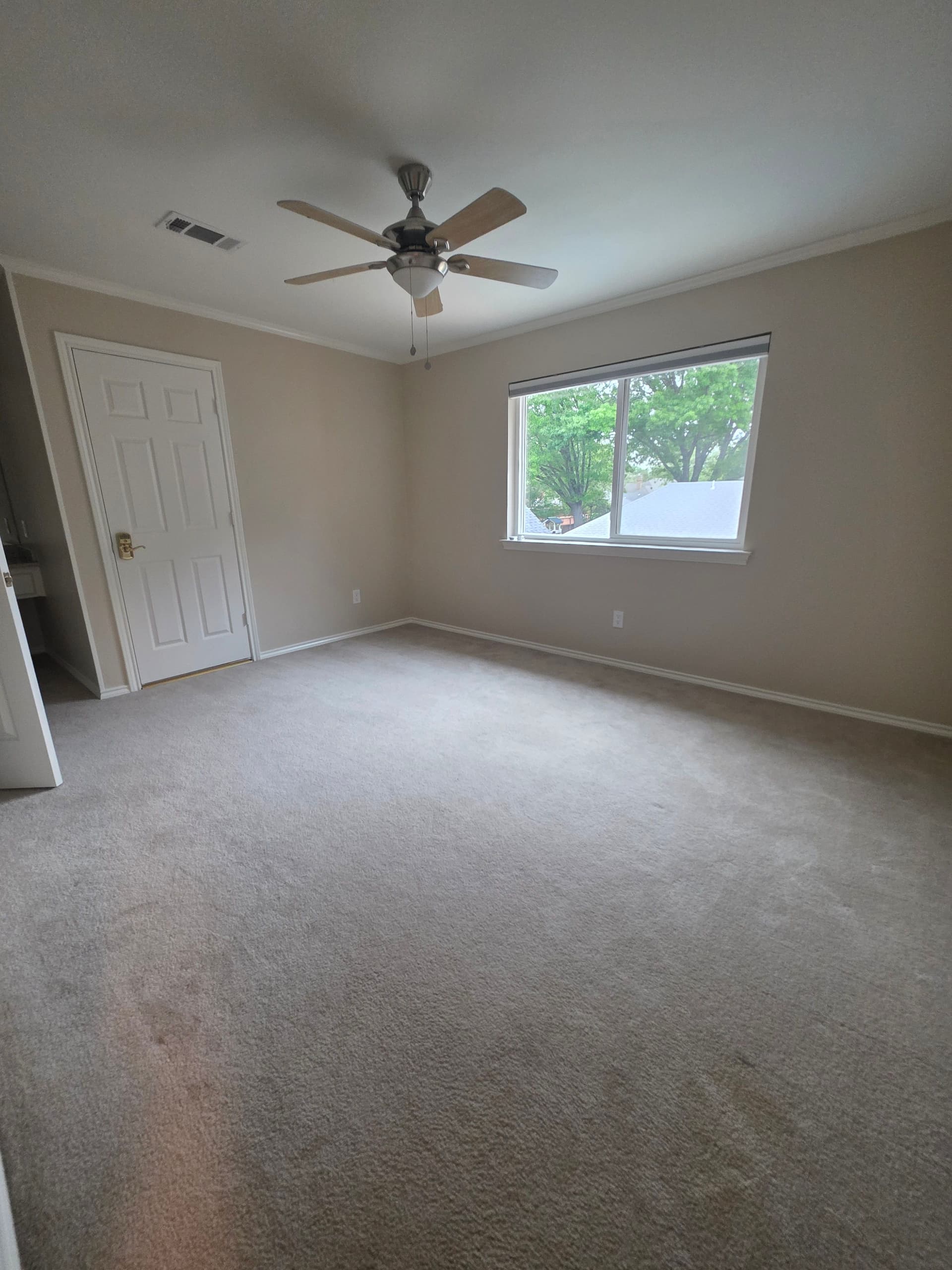 Gallery photos for 145 Yards of Berber Carpet Installed in a Single Day: Image #5