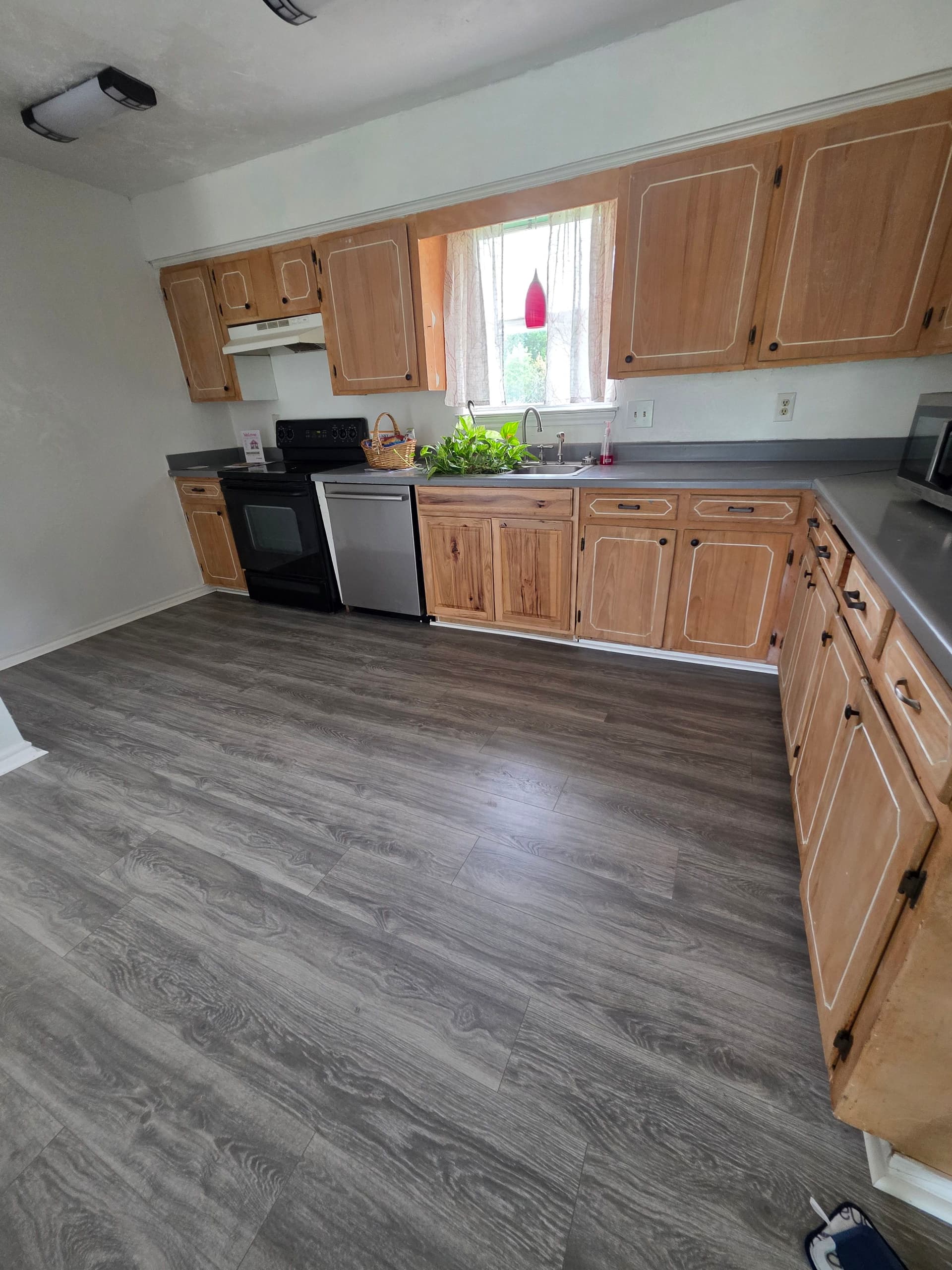 Gallery photos for Gray-Tone Laminate Floors Installed Throughout Waxahachie Home: Image #2