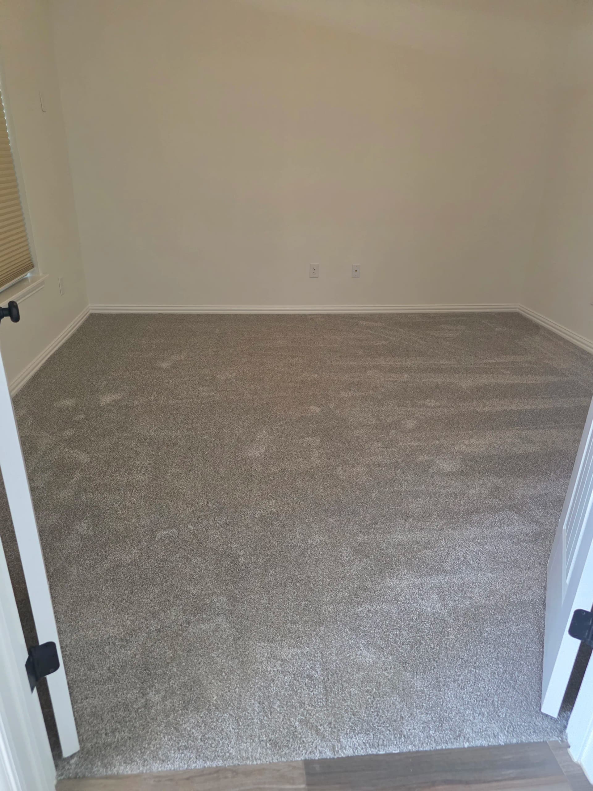 Gallery photos for 160 Yards of Fresh Carpet Installed in Waxahachie Overnight: Image #4