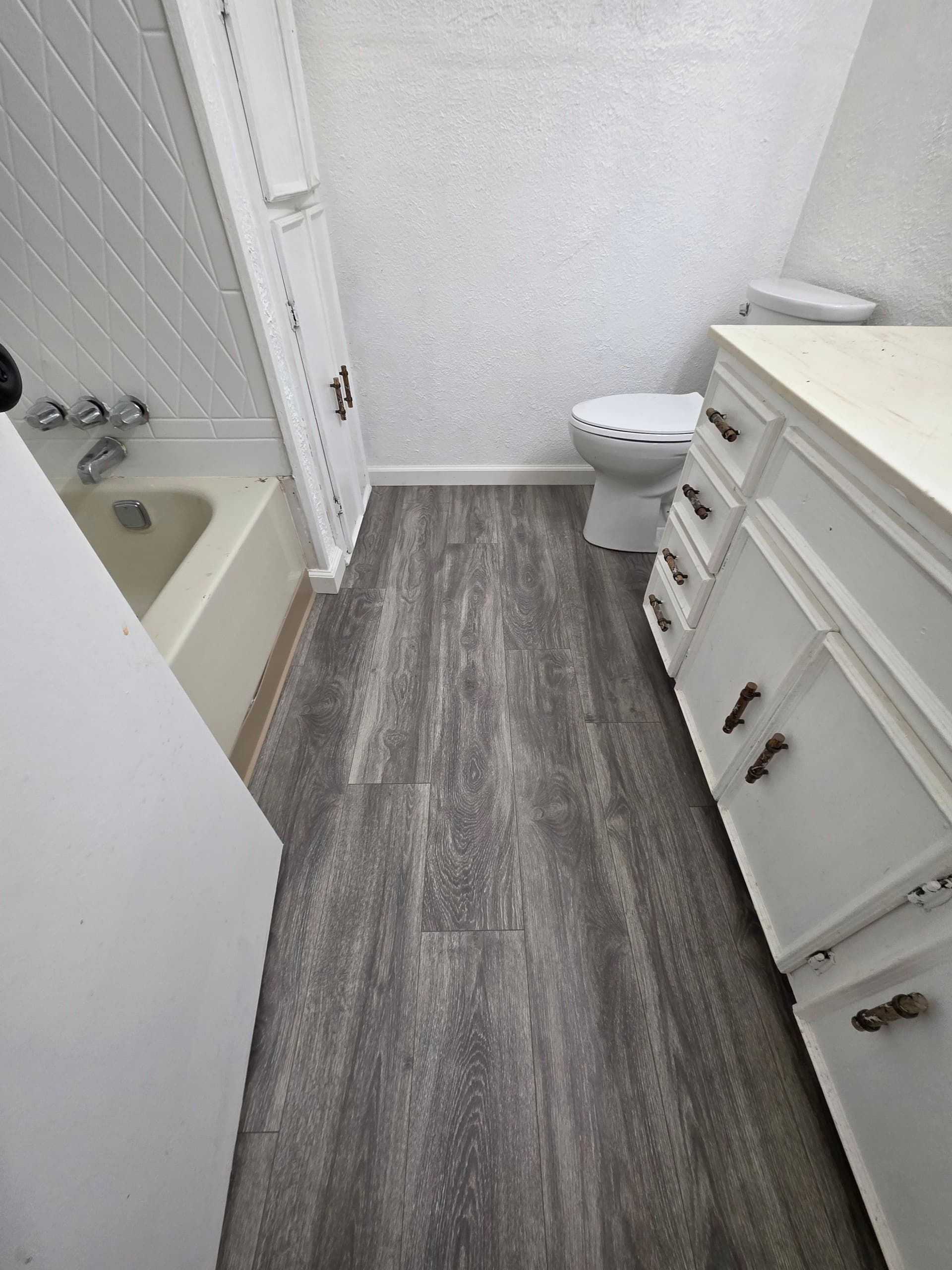 Gallery photos for Gray-Tone Laminate Floors Installed Throughout Waxahachie Home: Image #5